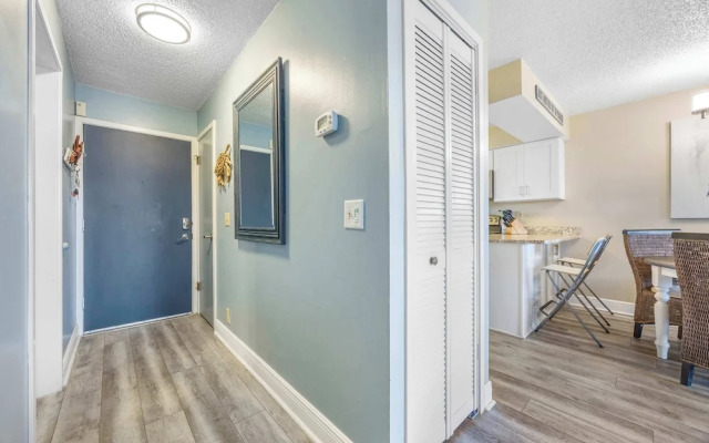 Treetop Beach Condo Sleeps 7!