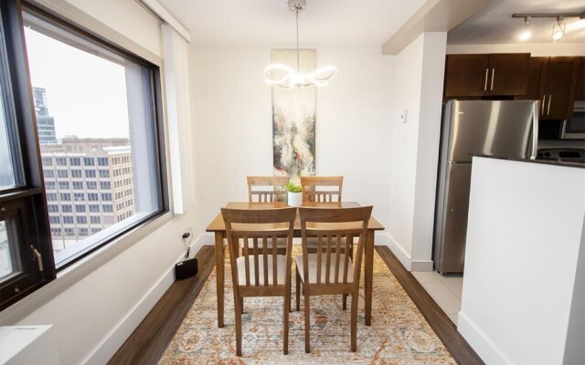 21st Floor Two Bedroom Downtown Unit Free Parking