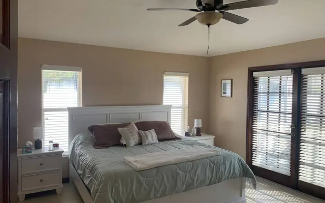 King BED Hottub Palm Coast