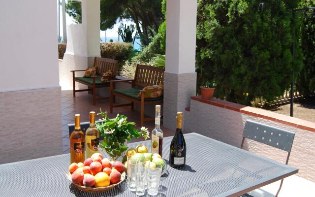 Villa with sea view, 200 meters from the beach