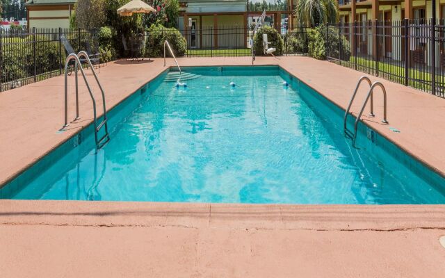 Red Roof Inn Savannah - Richmond Hill/ I-95