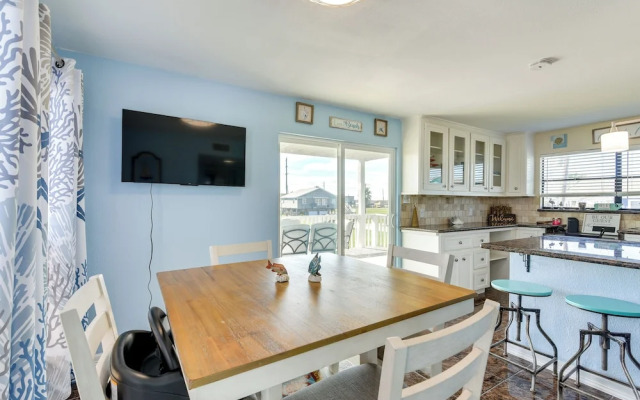 Walk to Beach: Family-friendly Galveston Home!