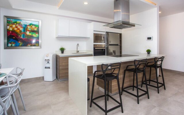 Amazing 2BR Condo w Pool Views Dream Location