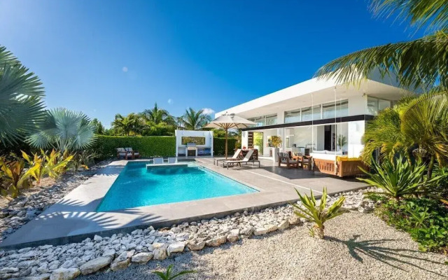 Family Beachside Villa With Hotel Amenities v7