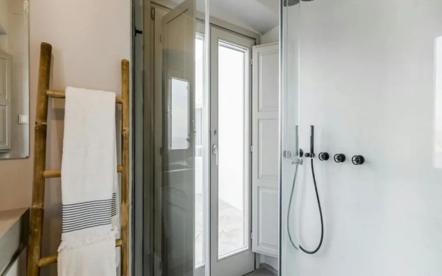 Stunning Villa With Modern Decor