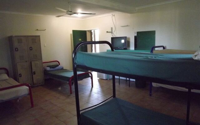 Palm Court Budget Motel Hostel/Backpackers