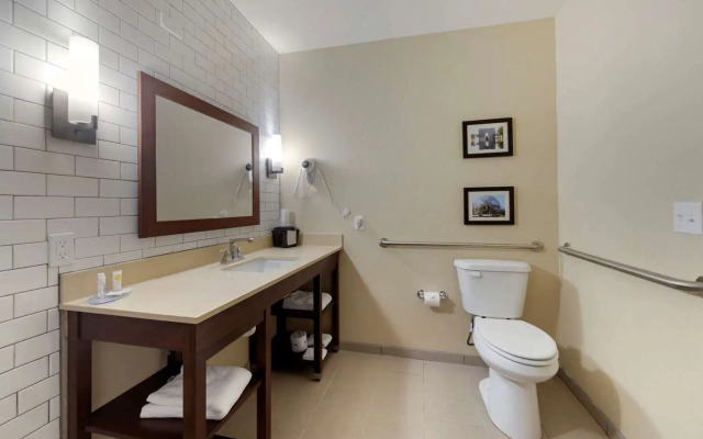 Comfort Inn & Suites Harrah