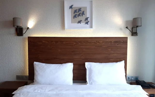 8 Rooms Hotel