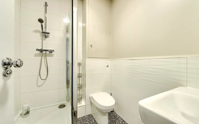 Beautifully Presented, Well Located, 2 bed apt