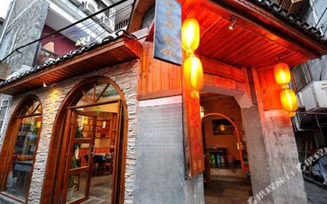 Fenghuang Lelai Yaju Inn