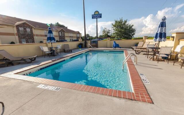 Days Inn & Suites By Wyndham Commerce