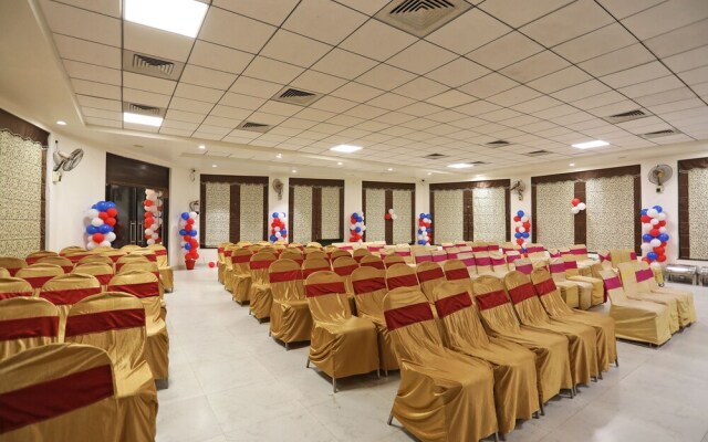 OYO 10343 Hotel Heera Foods