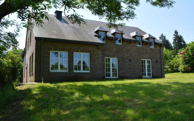 Spacious Villa Near Lesse