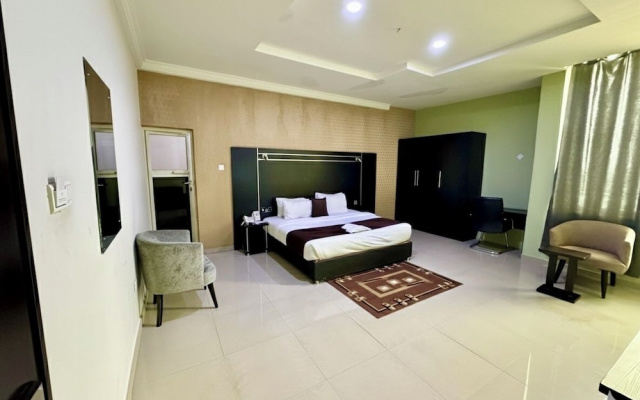 Monarchs Luxury Palace Hotel