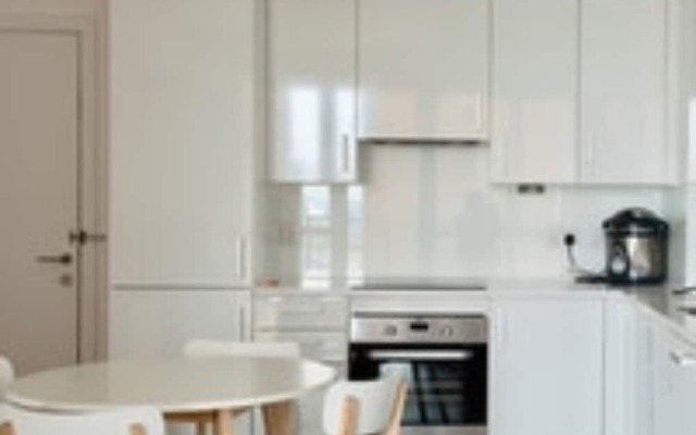 Spacious Flat In London Zone 2 With River Views