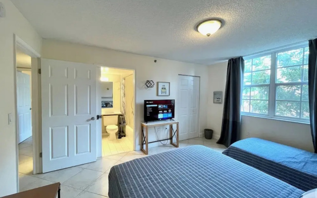 Exclusive Condo 10 Min to the Beach