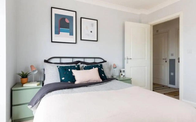 Stylish 2 Bed Flat Near Station, Parking, Sleeps 6