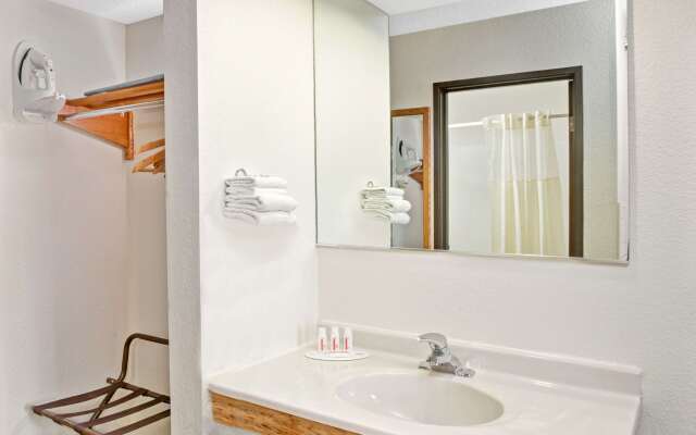 Super 8 by Wyndham Mokena/Frankfort /I-80