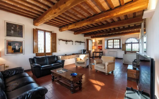 Country Villa In Tuscan Hills