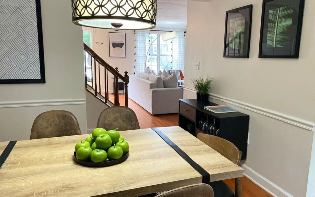 Top Rated Townhome - Our Reviews say it All. Large Discount During Pandemic. Self Checkin, Pet Friendly! Super-host Support