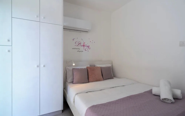 Andrea 3-BR Apt in Mackenzie With Pool