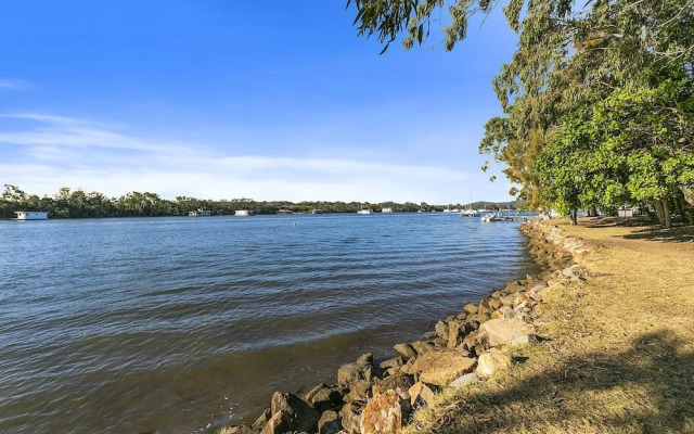 Stunning River House - 51 Hilton Esplanade