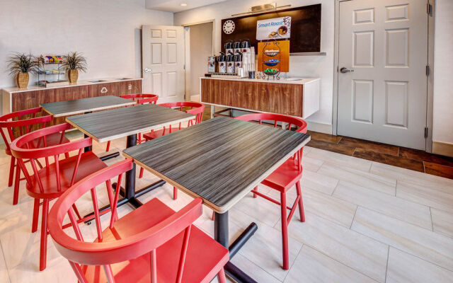 Holiday Inn Express & Suites Woodbridge
