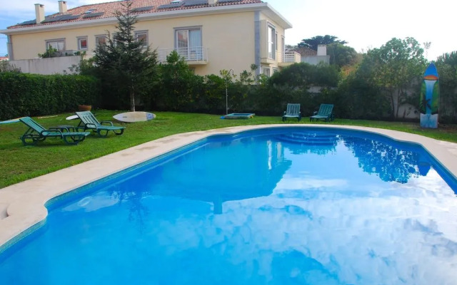 Carcavelos Beach Hostel