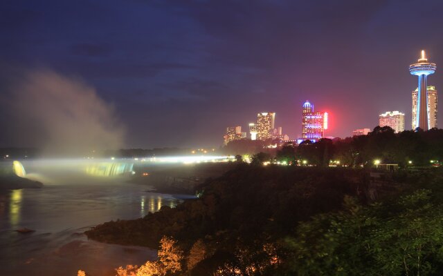 Holiday Inn Niagara Falls - By The Falls, an IHG Hotel