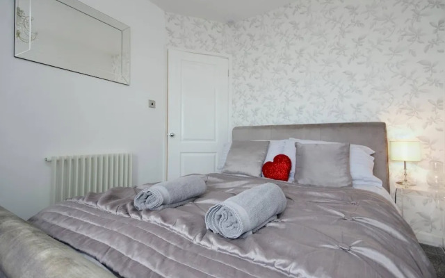 Seaview Regency Apartment With Private Parking