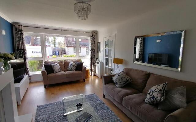 Delightful, central 3 bedroom house with garden.