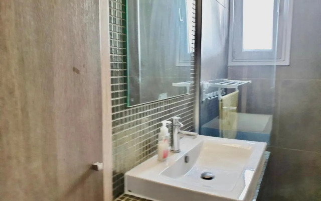 Renovated 2-bedroom flat with free parking, center