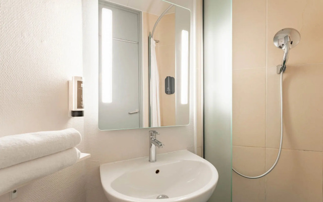 B&B HOTEL Calais Centre Saint-Pierre