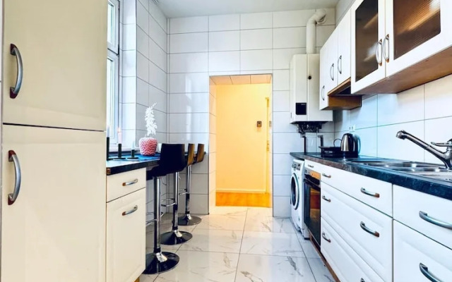 Cozy 3BR Apt Near Kaufpark Alterlaa