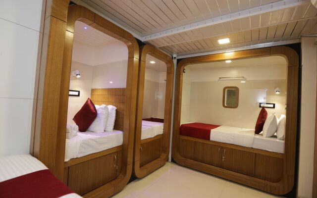 Qubestay Airport Capsule Hotel & Hostel