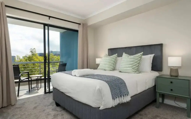 Modern 2 Bed Century City Apartment, Pool + Braai