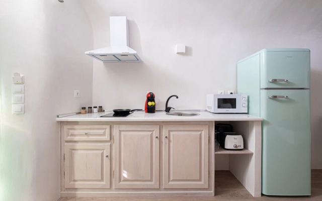 White Orchid Cave House & Studio