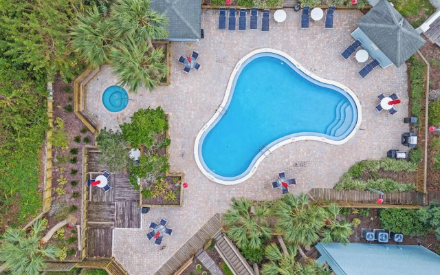 Treetop Beach Condo Sleeps 7!