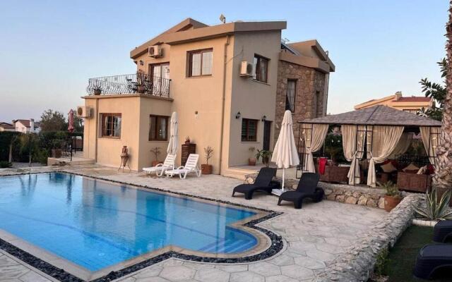4 Bedroom (Sleeps 8) Villa in Esentepe