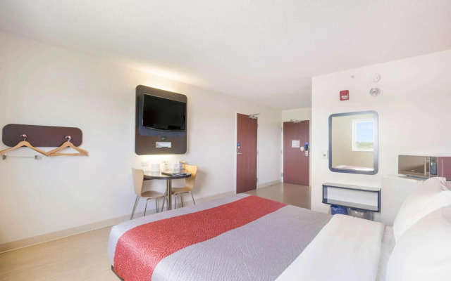 Motel 6 Kingston, ON