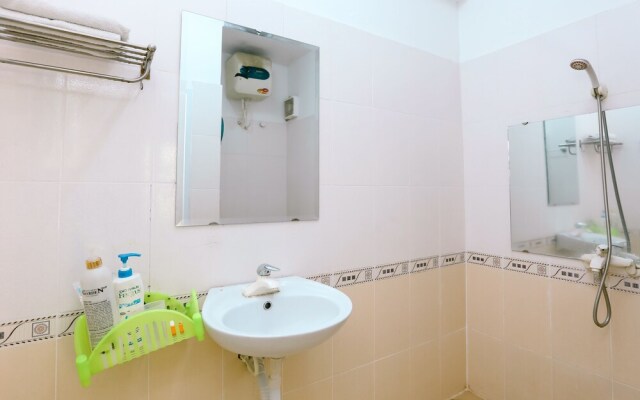 Huong Quynh Hotel by OYO Rooms