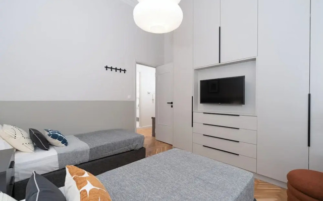 Spacious & Stylish Athens Apartment - Walk To Metro