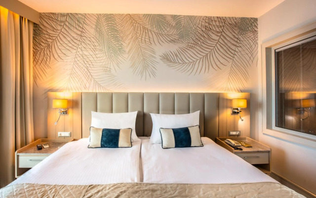 Charisma De Luxe Hotel