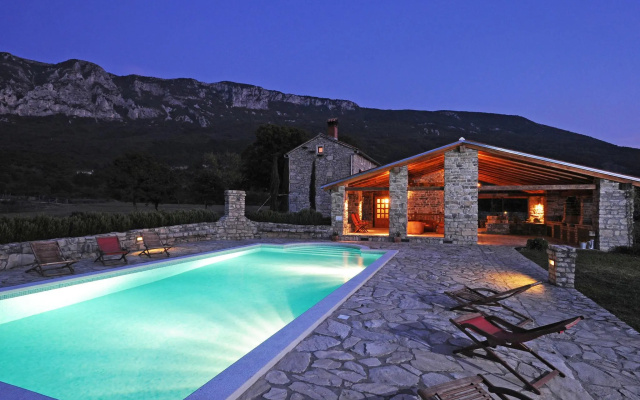 Picturesque Mansion in Kozljak