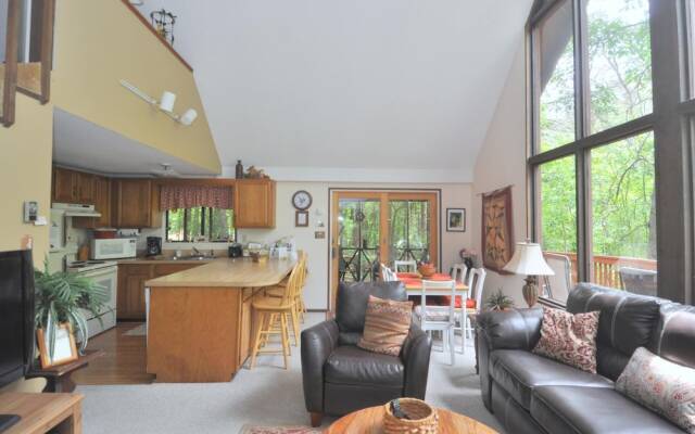 Fox Hollow - Cozy Den With a Hot Tub