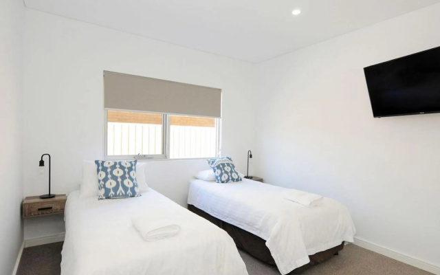 Water View A Luxury Pet Friendly Home Overlooking Moona Moona Creek – Guest Rooms – Huskisson