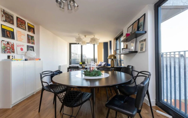 Stylish 2 Bedroom Flat in Canada Water