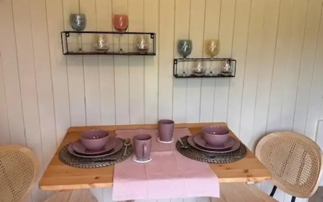 Shepherdshut-cotswolds-petfriendly-woodburner