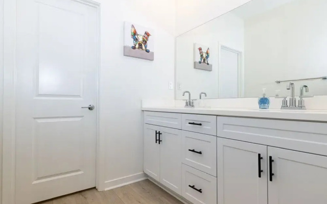 Modern Designer Stay Bright Chic Spacious