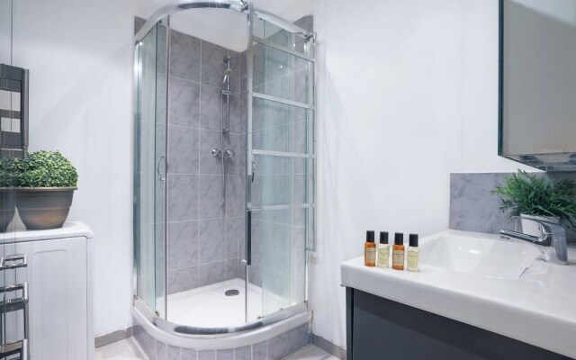 Spacious Apartment for 6, Ideally Located!